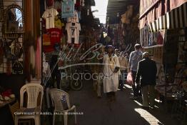 Image du Maroc Professionnelle de  Dans cette rue Fahl Chidmi au Souk Laksour de la médina de Marrakech non loin de Bab Ftouh, un disciple guide la chamelle à la Zaouia du saint Moul El Ksour pour le sacrifice durant le moussem annuel de cette confrérie religieuse. Marrakech, ville connue pour ces nombreux saints, mais la plut part des gens ne connaissent que sept parmi eux les sept saint ou « sebaâtou rijales » Sidi Abdellah Ben Oujal El Ghazouani dit «Moul El Ksour», en allusion au quartier de Marrakech qui porte depuis son nom, Originaire de la tribu Ghazouane à Chaouia disciple de Sidi Abdelaziz Tebaa, le 9 Décembre 2018.  (Photo / Abdeljalil Bounhar)